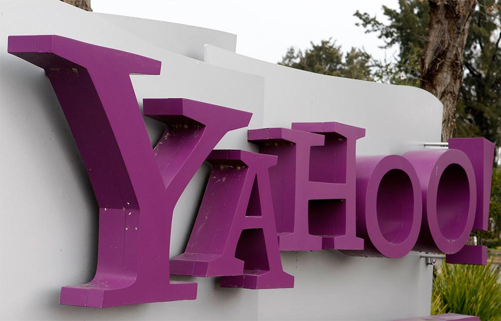 Logotipo principal en entrada de oficinas en Yahoo