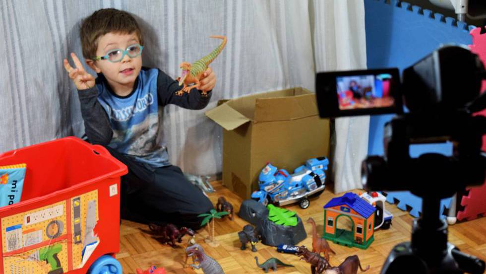 Niño haciendo Unboxing de juguete