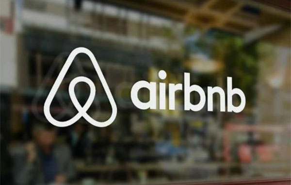 Logotipo Airbnb en puerta de cristal