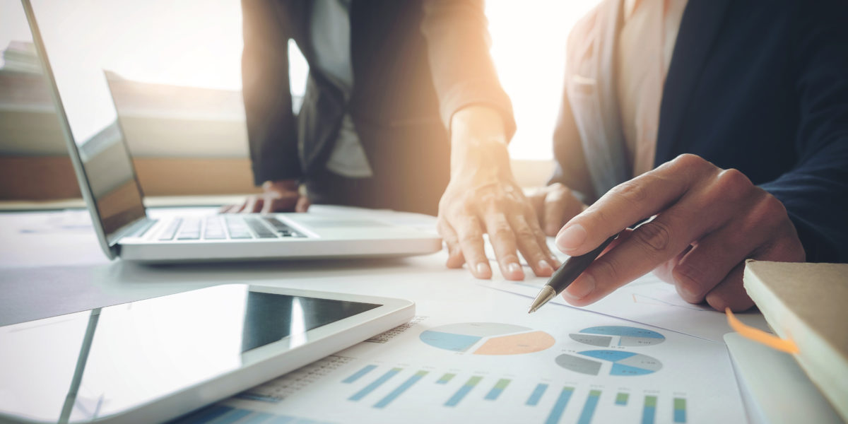 Personas planeando estrategia