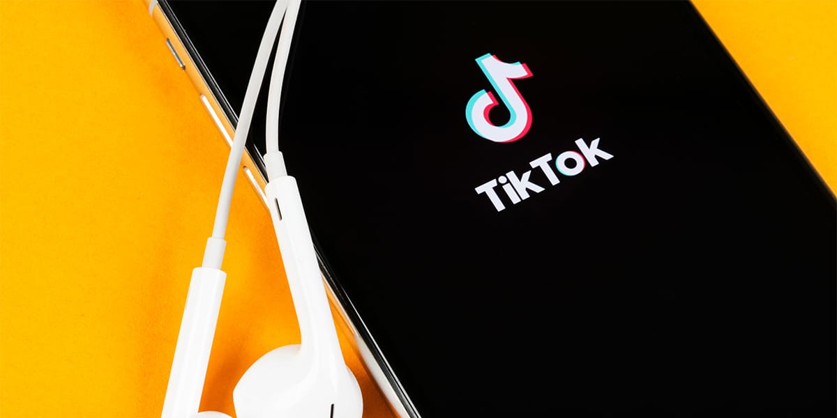 Imagen de Pantalla de celular con la app de Tiktok